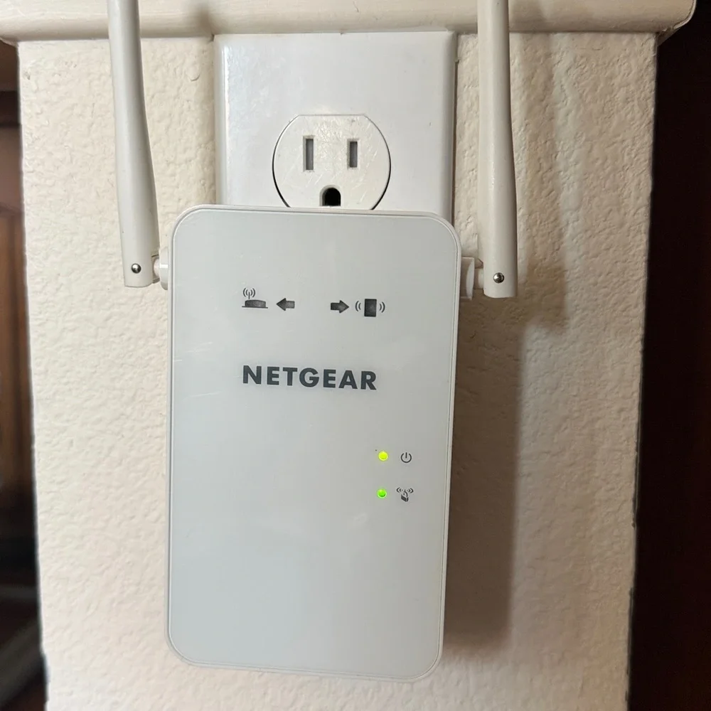 NETGEAR White Wireless Access Point - Picture 3 of 3